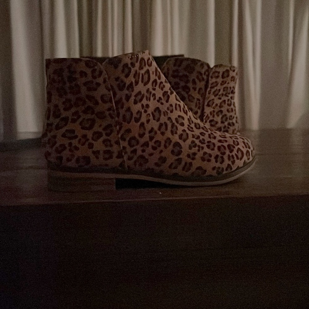 Cheetah print ankle boots/ side zipper